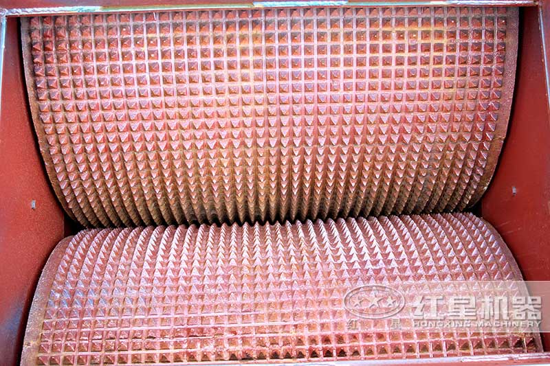 對(duì)輥破碎機(jī)輥皮耐用，幾乎沒(méi)有易損件