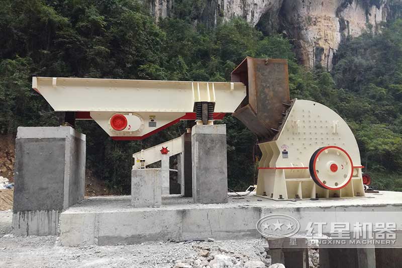 重錘式破碎機(jī)現(xiàn)場 重錘式破碎機(jī)現(xiàn)場