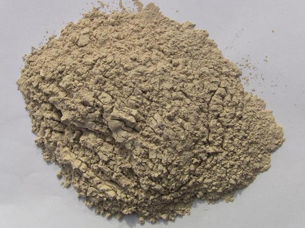 礬土性質(zhì) 礬土主要成分是氧化鋁，為煉鋁和耐火材料的主要原料。白色或灰白色，因含鐵而呈褐黃或淺紅色。密度3.45g/cm3，硬度1～3，不透明，質(zhì)脆。極難熔化，不溶于水，能溶于硫酸、氫氧化鈉溶液。 地區(qū)分布 中國鋁土礦資源比較豐富，在全國18個省、自治區(qū)、直轄市已查明鋁土礦產(chǎn)地205處，其中大型產(chǎn)地72處（不包括臺灣），主要分布在山西、山東、河北、河南、貴州、四川、廣西、遼寧、湖南等地。 投資前景 1.可用于煉鋁工業(yè)。用于國防、航空、汽車、電器、化工、日常生活用品等。 2.可用于精密鑄造。礬土熟料加工成細粉做成鑄模后精鑄。用于軍工、航天、通訊、儀表、機械及醫(yī)療器械部門。 3.可用于耐火制品。高鋁礬土熟料耐火度高達1780℃，化學(xué)穩(wěn)定性強、物理性能良好。 4.硅酸鋁耐火纖維。用于鋼鐵、有色冶金、電子、石油、化工、宇航、原子能、國防等多種工業(yè)，消防人員可用耐火纖維布做成衣服。 5.制造礬土水泥、研磨材料、陶瓷工業(yè)以及化學(xué)工業(yè)可制鋁的各種化合物。 鋁礬土磨粉制備 鋁礬土粉是選用煅燒過的熟鋁礬土礦石用雷蒙磨加工制成的細粉，粒度通常為100目-325目，在耐火材料行業(yè)得到了廣泛的應(yīng)用。通常加工的流程為先經(jīng)顎式破碎機進行破碎，然后篩分進入鋁礬土雷蒙磨或鋁礬土超細磨粉機中，進行鋁礬土粉制備，使其應(yīng)用更加廣泛。