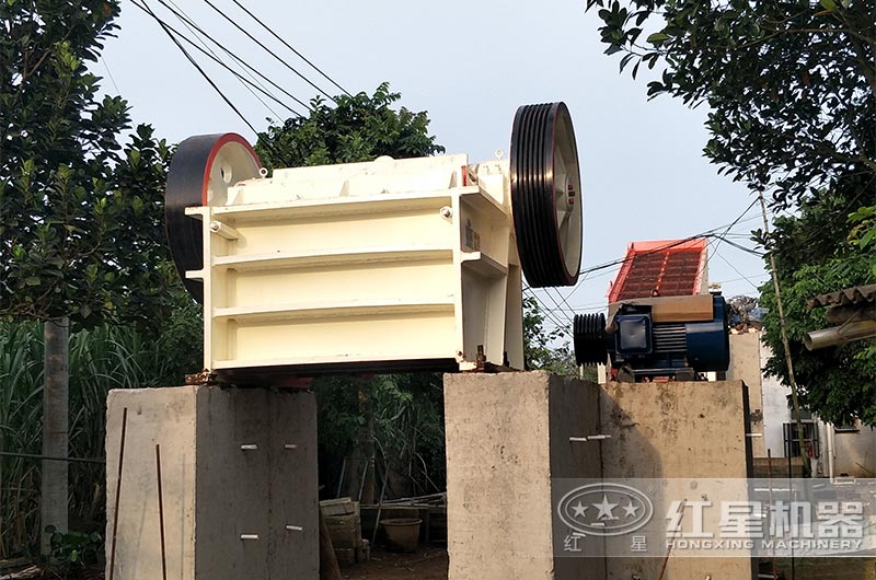 小型顎式破碎機(jī)現(xiàn)場(chǎng) 小型顎式破碎機(jī)現(xiàn)場(chǎng)