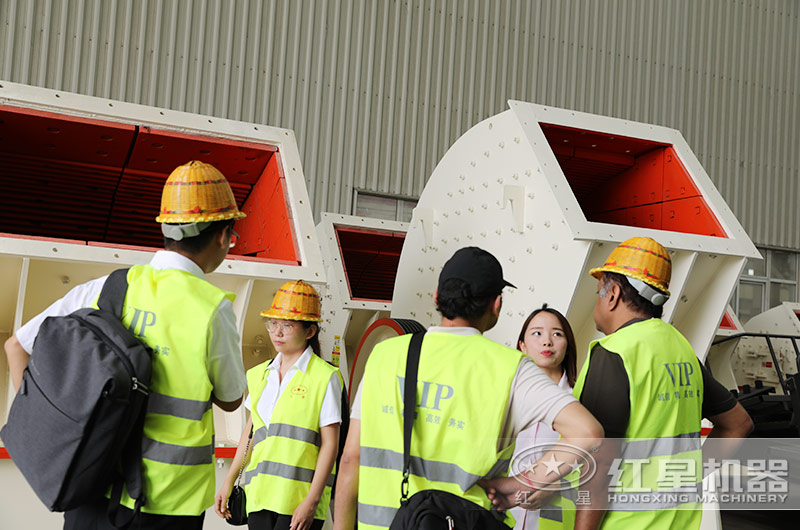 客戶(hù)來(lái)廠考察錘式破碎機(jī)設(shè)備 客戶(hù)來(lái)廠考察錘式破碎機(jī)設(shè)備