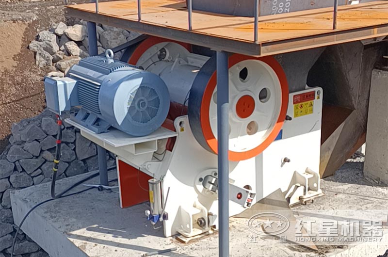 HDX98德版連體顎式破碎機(jī)現(xiàn)場(chǎng) HDX98德版連體顎式破碎機(jī)現(xiàn)場(chǎng)