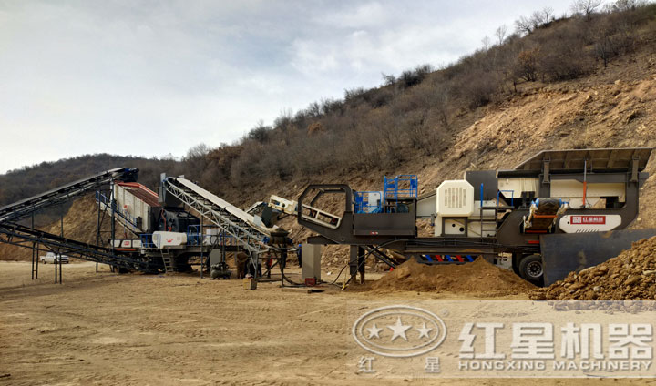 時(shí)產(chǎn)200噸移動(dòng)破碎設(shè)備生產(chǎn)現(xiàn)場(chǎng)，運(yùn)行平穩(wěn)，不間斷作業(yè)