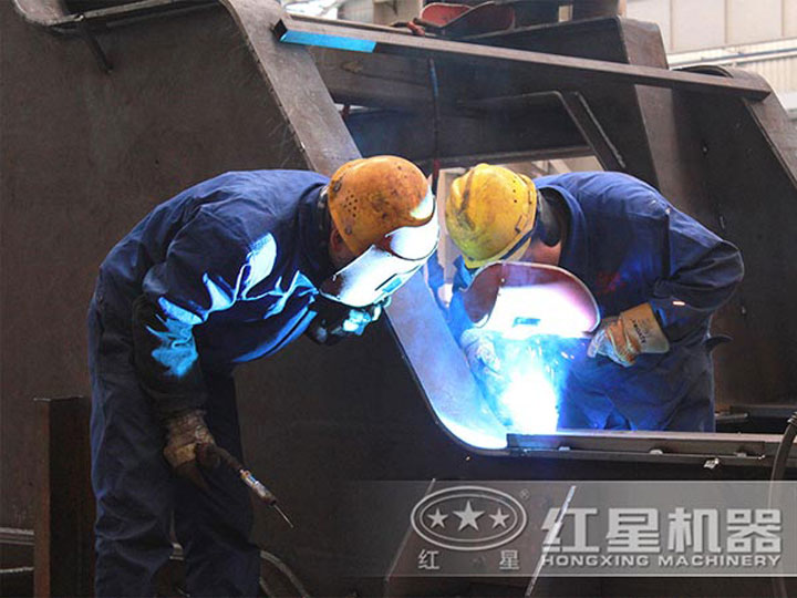 車間生產(chǎn)加工移動破碎機(jī)，每一臺設(shè)備都是匠心打造