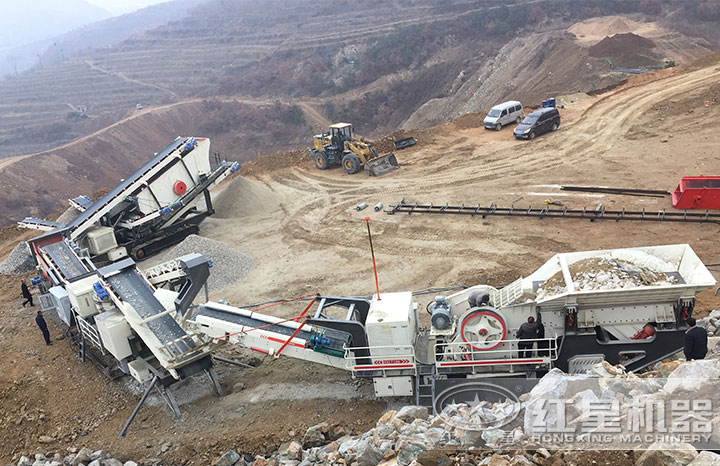 大型流動磕石子機(jī)現(xiàn)場 大型流動磕石子機(jī)現(xiàn)場