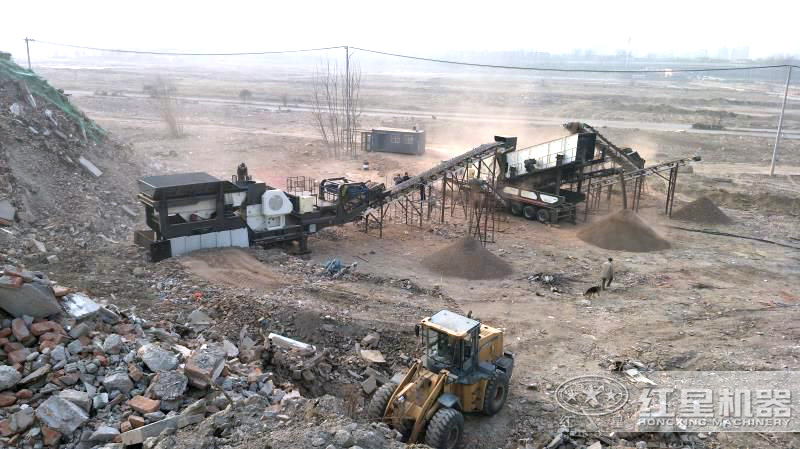 移動碎石機設備作業(yè)現場